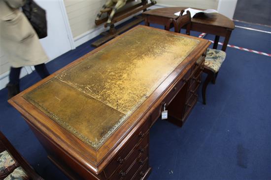 An early Victorian mahogany pedestal desk, 4ft 6in. x 2ft 6in. H. 2ft 5.5in.